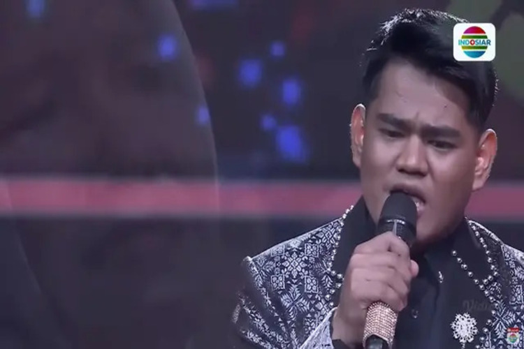 Ferdi Bawakan Lagu Surga di Telapak Kaki Ibu Diiringi Derai Air Mata di Panggung D'Academy 7